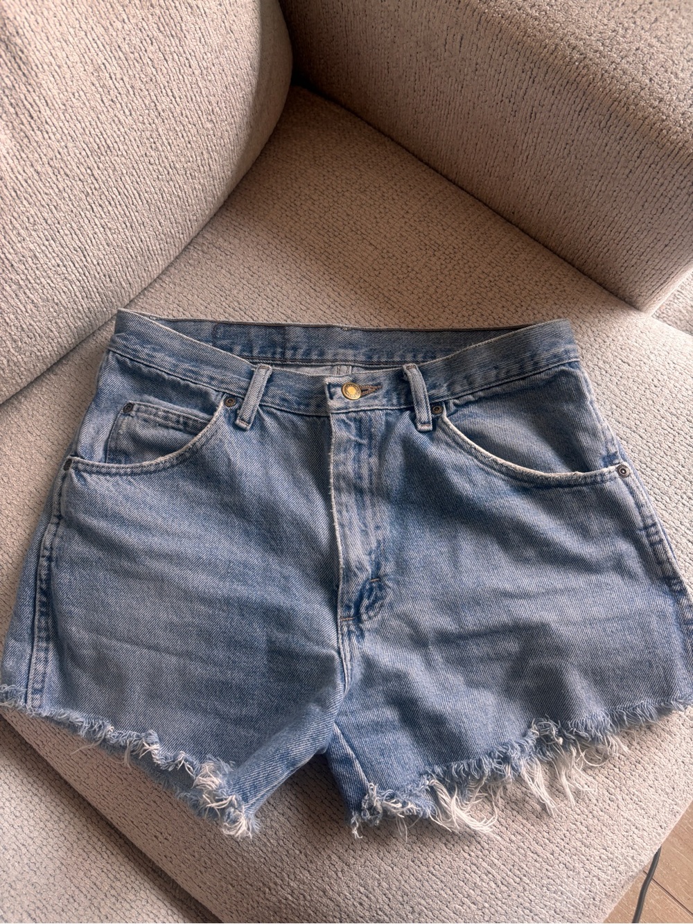 Vintage Wrangler High-Waisted Distressed Denim Shorts Size 30 Light Wash